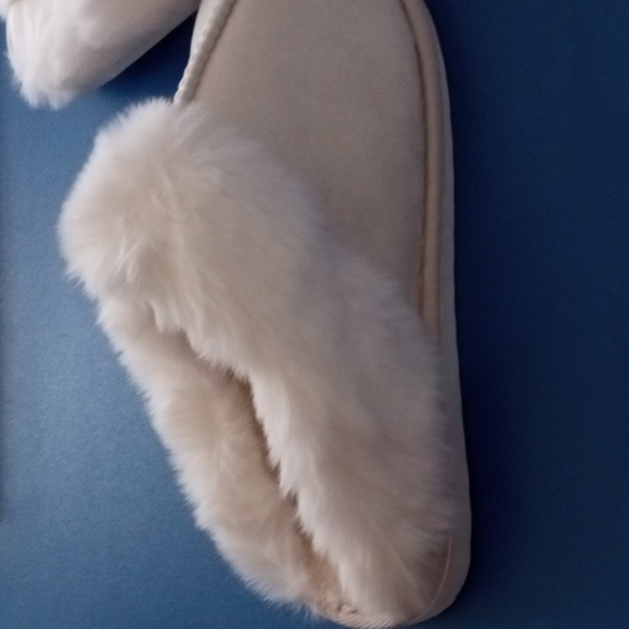 Luxuriously Soft Furry Ivory Slippers Size XL - Picture 2 of 5